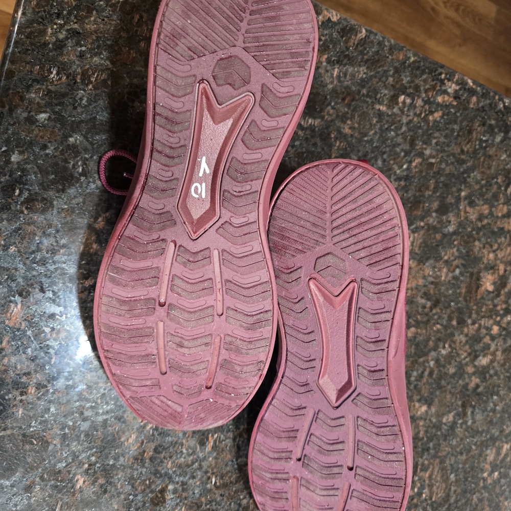 Feethit Red Sneakers - Picture 5 of 8